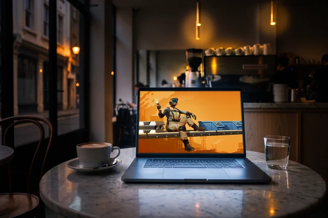 Dasselbe MacBook auf einer runden Marmorplatte im Café, daneben ein Cappuccino und ein Glas Wasser